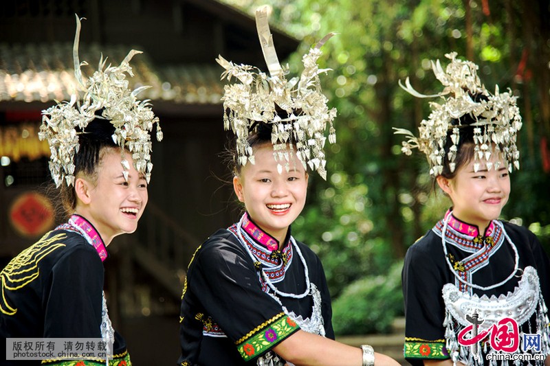 Ngam trang phuc dan toc doc dao cua nguoi Thuy o Trung Quoc-Hinh-10